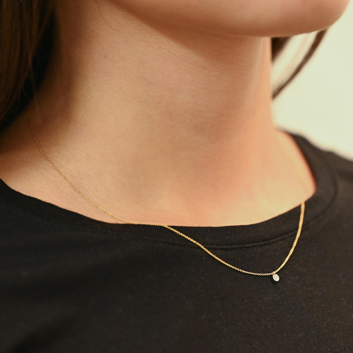 Comprar collar de oro amarillo de 18kt con colgante solitario engastado. Dispone de cierre tipo reasa. Joyería Ian'Or. Envio GRATIS. Pieza certificada.
