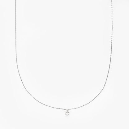 Comprar collar de oro blanco de 18kt con colgante solitario engastado. Dispone de cierre tipo reasa. Joyería Ian'Or. Envio GRATIS. Pieza certificada.