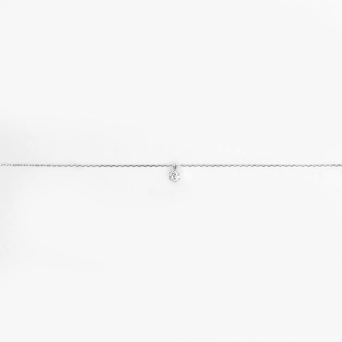 Comprar collar de oro blanco de 18kt con colgante solitario engastado. Dispone de cierre tipo reasa. Joyería Ian'Or. Envio GRATIS. Pieza certificada.