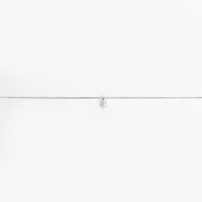 Comprar collar de oro blanco de 18kt con colgante solitario engastado. Dispone de cierre tipo reasa. Joyería Ian'Or. Envio GRATIS. Pieza certificada.