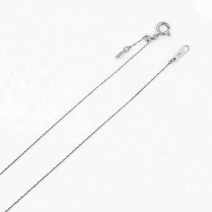 Comprar collar de oro blanco de 18kt con colgante solitario engastado. Dispone de cierre tipo reasa. Joyería Ian'Or. Envio GRATIS. Pieza certificada.