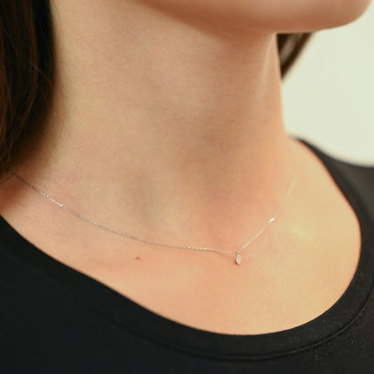 Comprar collar de oro blanco de 18kt con colgante solitario engastado. Dispone de cierre tipo reasa. Joyería Ian'Or. Envio GRATIS. Pieza certificada.
