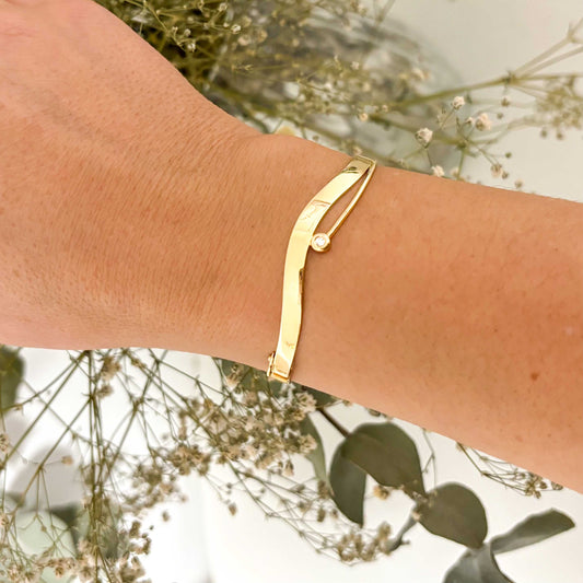 Pulsera esclava de Oro amarillo de 18kt y un diamante talla brillante. Esta preciosa pulsera rígida dispone de cierre de cajón. Joyas de segunda mano en Barcelona, compro oro y joyas al mejor precio. Joyería Compro Oro Barcelona, el mejor precio por tu oro y por joyas de segunda mano.