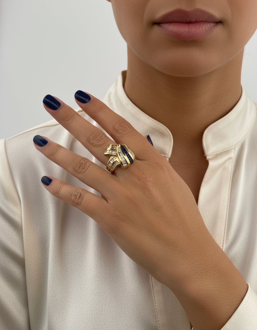 Comprar anillo tipo nudo realizado en oro amarillo de 18kt con zafiros y diamantes talla baguette. Joyas vintage de segunda mano Barcelona. Envío gratis.