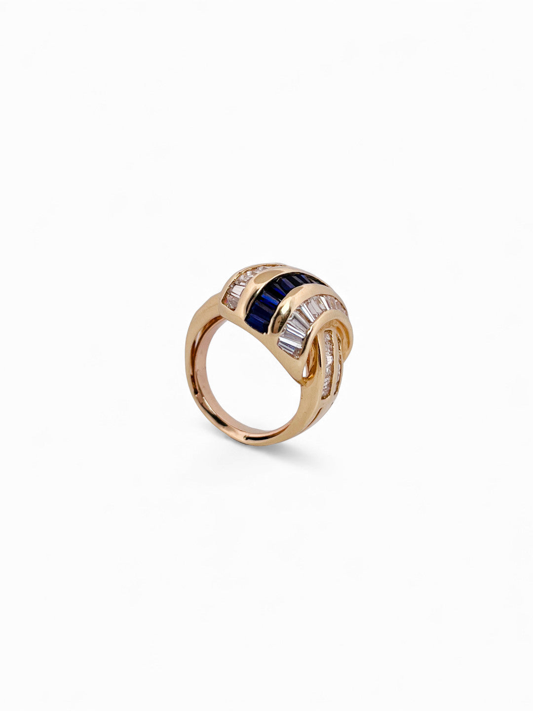 Comprar anillo tipo nudo realizado en oro amarillo de 18kt con zafiros y diamantes talla baguette. Joyas vintage de segunda mano Barcelona. Envío gratis.