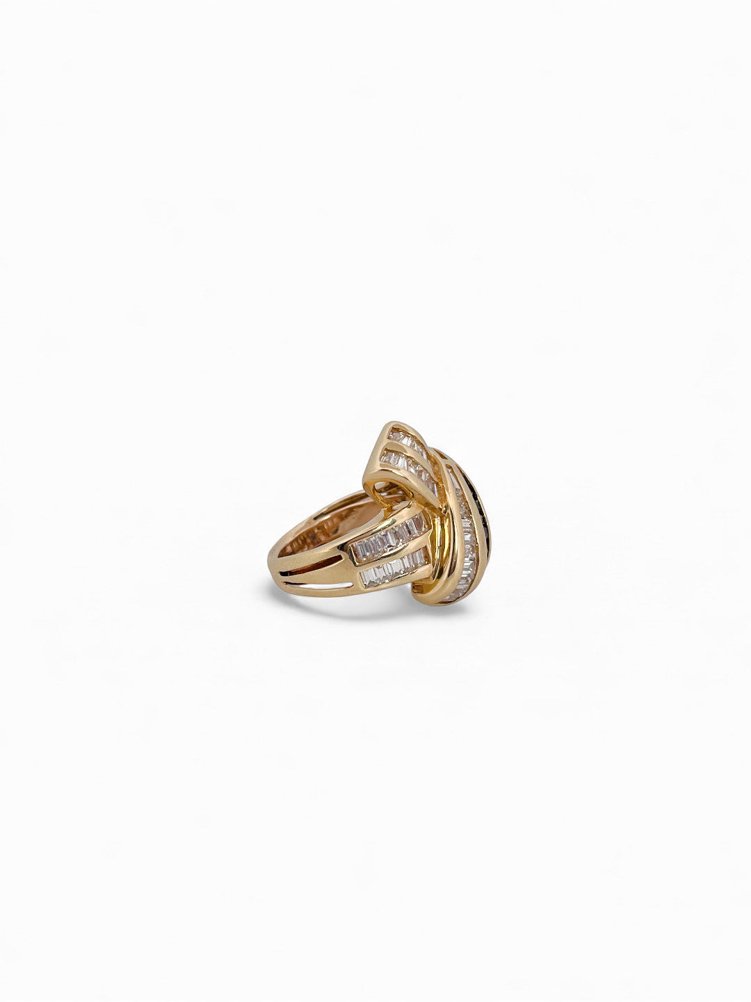 Comprar anillo tipo nudo realizado en oro amarillo de 18kt con zafiros y diamantes talla baguette. Joyas vintage de segunda mano Barcelona. Envío gratis.