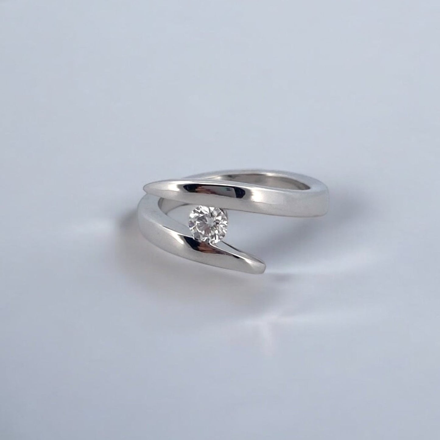 Solitario realizado en oro blanco de 18kt con diamante talla brillante engastado en los 2 brazos. Un anillo que destaca por su sencillez y comodidad. Compro Oro  y venta de joyas restauradas, dónde comprar y vende oro y joyas al mejor precio en Barcelona. Anillos de compromiso baratos en Barcelona.