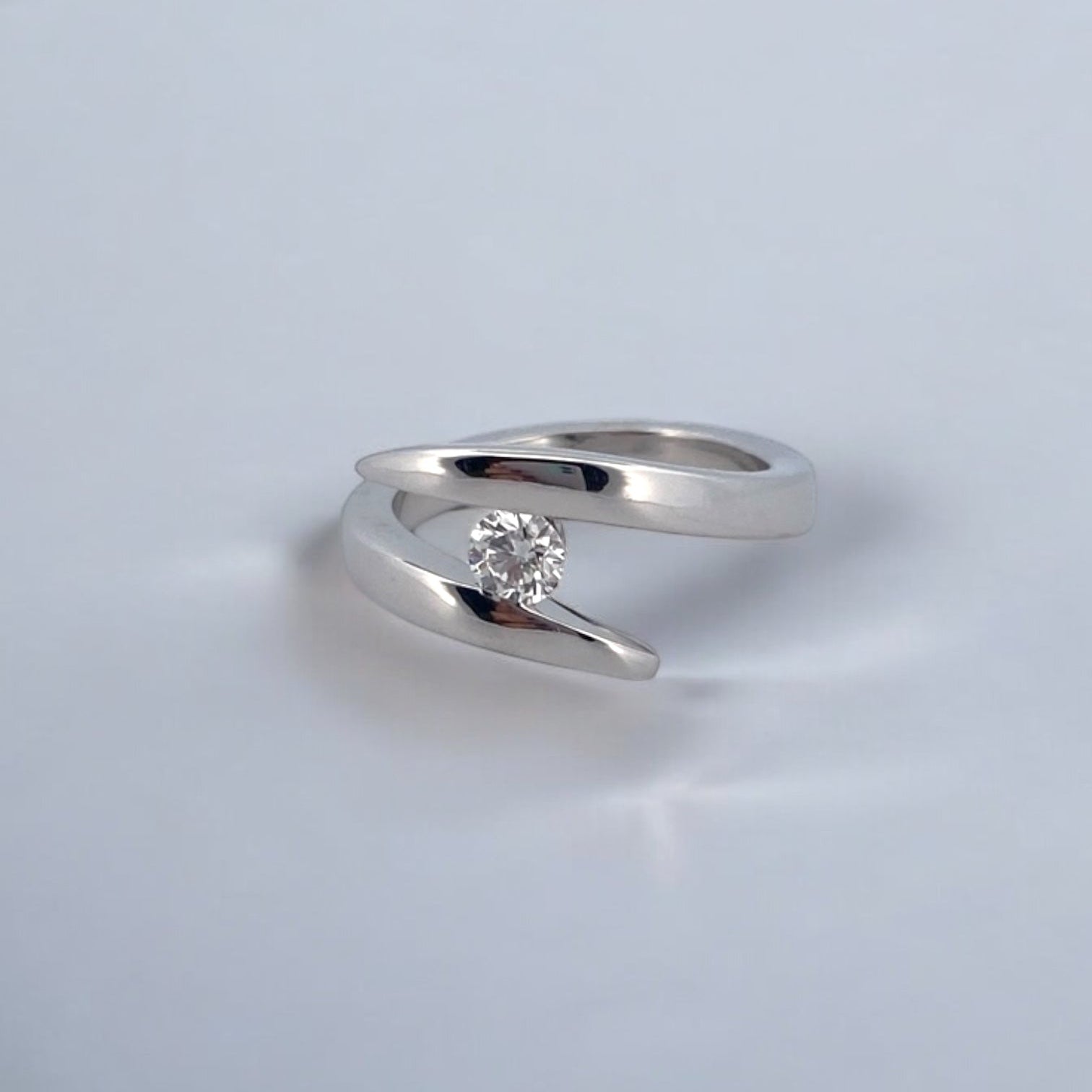 Solitario realizado en oro blanco de 18kt con diamante talla brillante engastado en los 2 brazos. Un anillo que destaca por su sencillez y comodidad. Compro Oro  y venta de joyas restauradas, dónde comprar y vende oro y joyas al mejor precio en Barcelona. Anillos de compromiso baratos en Barcelona.