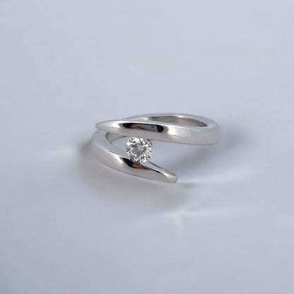 Solitario realizado en oro blanco de 18kt con diamante talla brillante engastado en los 2 brazos. Un anillo que destaca por su sencillez y comodidad. Compro Oro  y venta de joyas restauradas, dónde comprar y vende oro y joyas al mejor precio en Barcelona. Anillos de compromiso baratos en Barcelona.