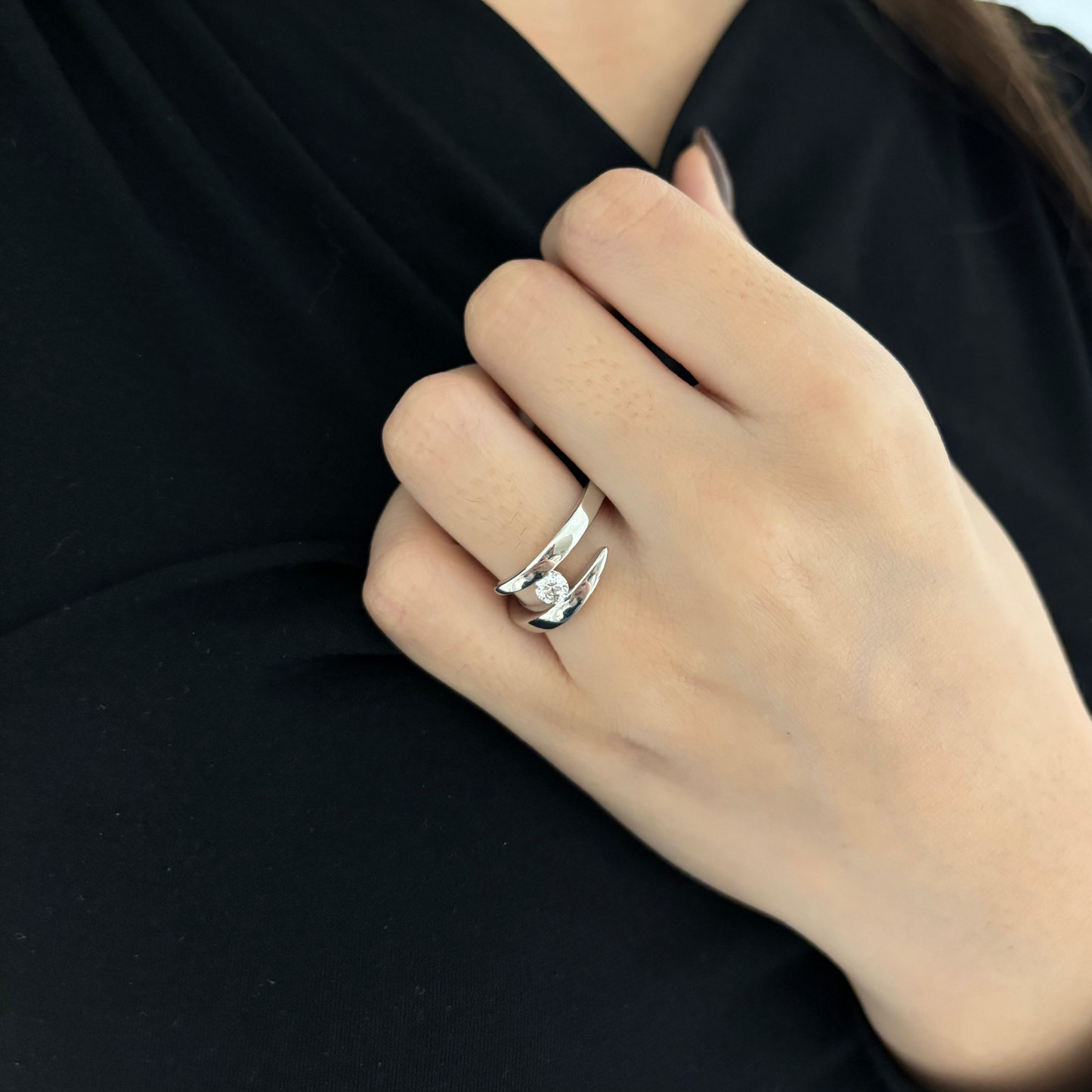 Solitario realizado en oro blanco de 18kt con diamante talla brillante engastado en los 2 brazos. Un anillo que destaca por su sencillez y comodidad. Compro Oro  y venta de joyas restauradas, dónde comprar y vende oro y joyas al mejor precio en Barcelona. Anillos de compromiso baratos en Barcelona.