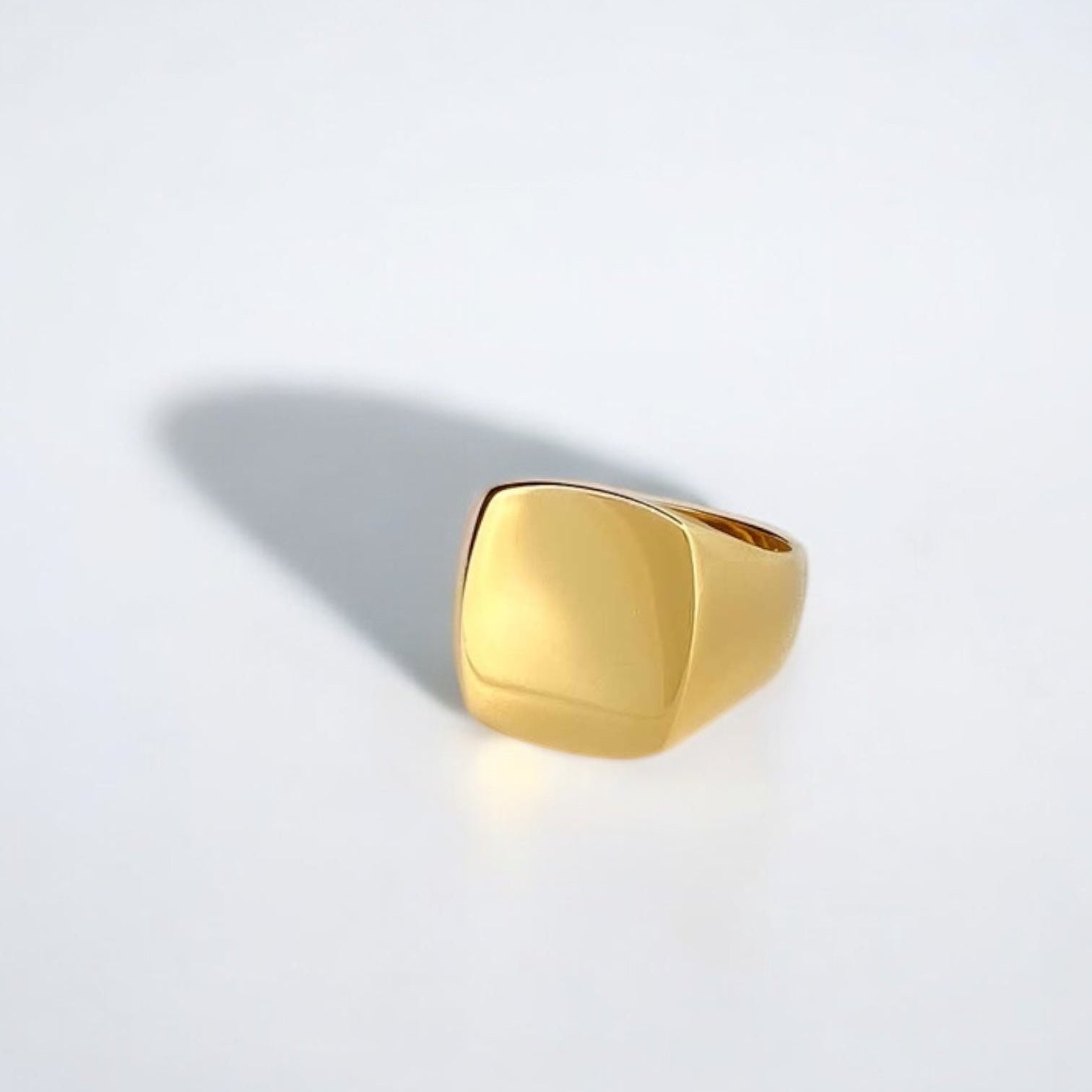 Anillo tipo sello rectangular de oro amarillo de 18kt.
Joyas de hombre al mejor precio, sellos de oro 18kt para hombre de segunda mano. Joyas para el de oro.