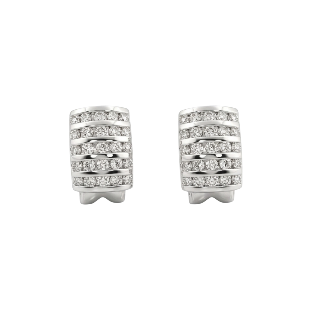 Comprar pendientes de oro blanco de 18kt con pavé de 25 diamantes talla brillante en cada pendiente, cierre omega. Barcelona, segunda mano, restauración y creación de joyas, compro oro Barcelona.