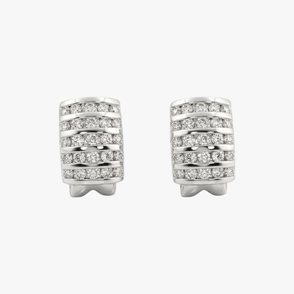 Comprar pendientes de oro blanco de 18kt con pavé de 25 diamantes talla brillante en cada pendiente, cierre omega. Barcelona, segunda mano, restauración y creación de joyas, compro oro Barcelona.