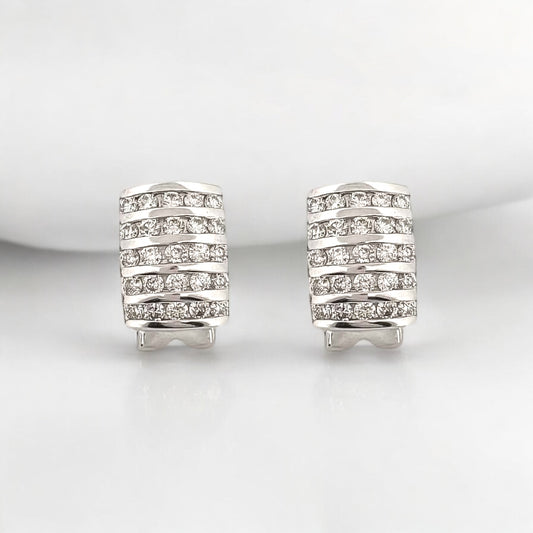 Comprar pendientes de oro blanco de 18kt con pavé de 25 diamantes talla brillante en cada pendiente, cierre omega. Barcelona, segunda mano, restauración y creación de joyas, compro oro Barcelona.