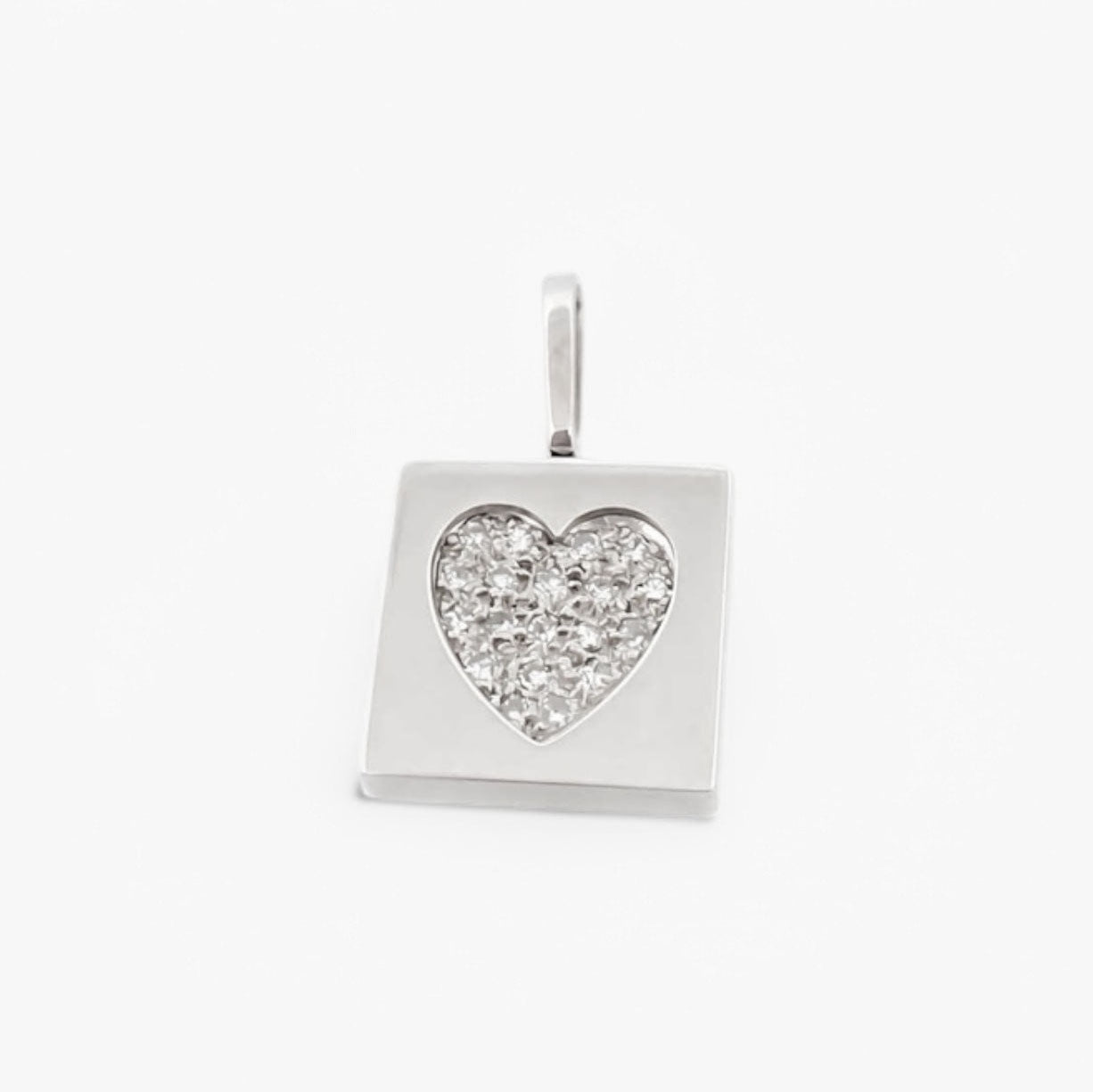 Comprar colgante cuadrado realizado en oro blanco de 18kt con pavé de diamantes talla brillante en forma de corazón. Joyas de segunda mano baratas. Ian'Or.