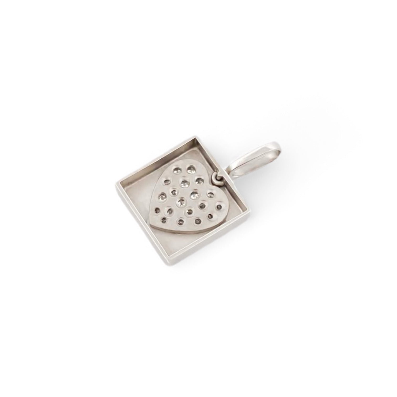 Comprar colgante cuadrado realizado en oro blanco de 18kt con pavé de diamantes talla brillante en forma de corazón. Joyas de segunda mano baratas. Ian'Or.