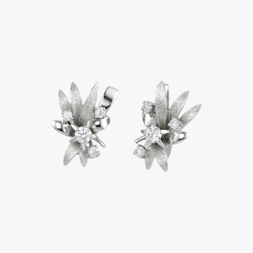 Comprar pendientes vintage de oro blanco de 18k y 4 diamantes en cada pendiente. Cierre catalán. Joyas segunda mano. Envío gratis. Joyería Ian'Or.
