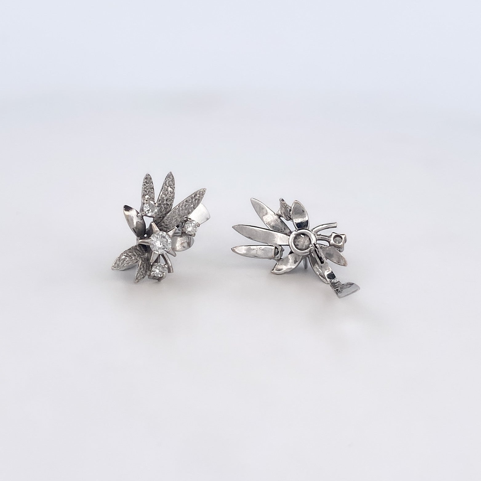 Comprar pendientes vintage de oro blanco de 18k y 8 diamantes en cada pendiente. Cierre catalán. Joyas segunda mano. Envío gratis. Joyería Ian'Or.