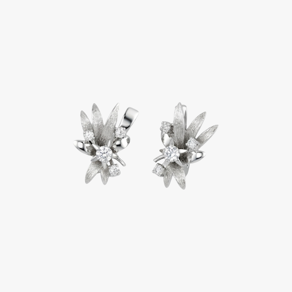 Comprar pendientes vintage de oro blanco de 18k y 4 diamantes en cada pendiente. Cierre catalán. Joyas segunda mano. Envío gratis. Joyería Ian'Or.