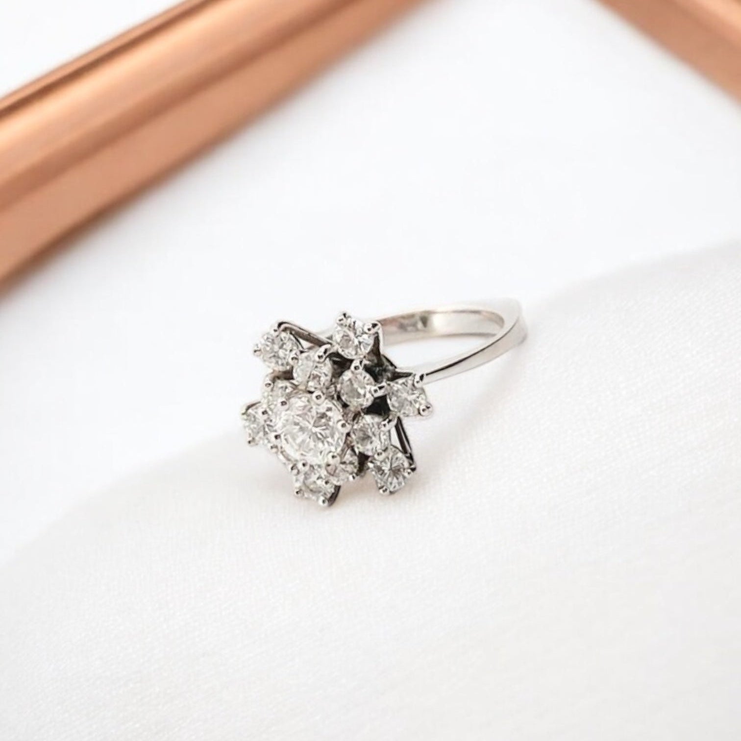Comprar Sortija realizada en oro blanco de 18kt con rosetón de diamantes alrededor de un diamante central más grande engastado en grapas. Joyas con diamantes.