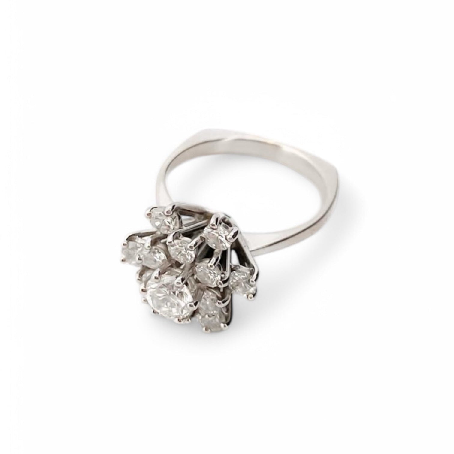 Comprar Sortija realizada en oro blanco de 18kt con rosetón de diamantes alrededor de un diamante central más grande engastado en grapas. Joyas con diamantes.