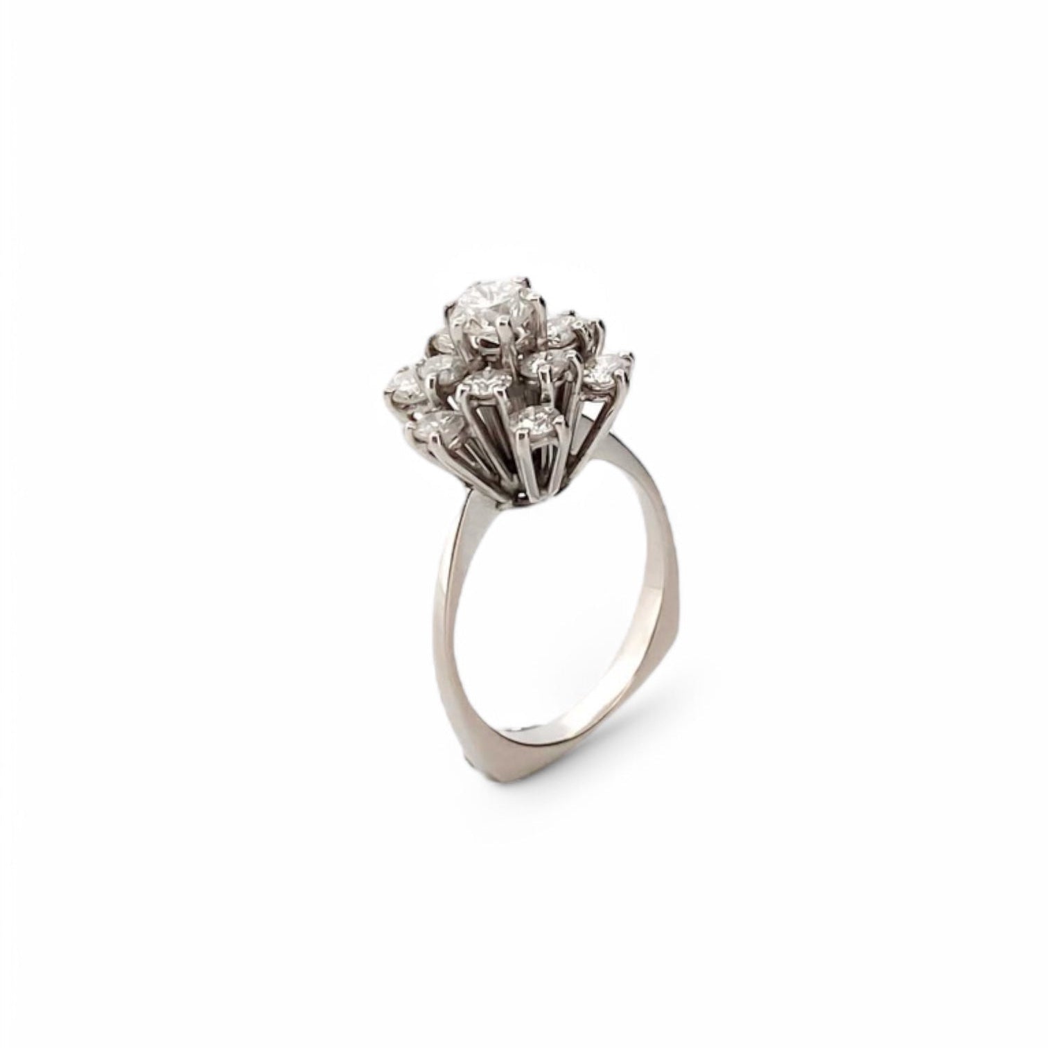 Comprar Sortija realizada en oro blanco de 18kt con rosetón de diamantes alrededor de un diamante central más grande engastado en grapas. Joyas con diamantes.
