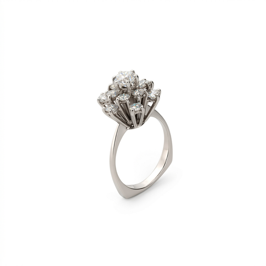 Comprar Sortija realizada en oro blanco de 18kt con rosetón de diamantes alrededor de un diamante central más grande engastado en grapas. Joyas con diamantes.