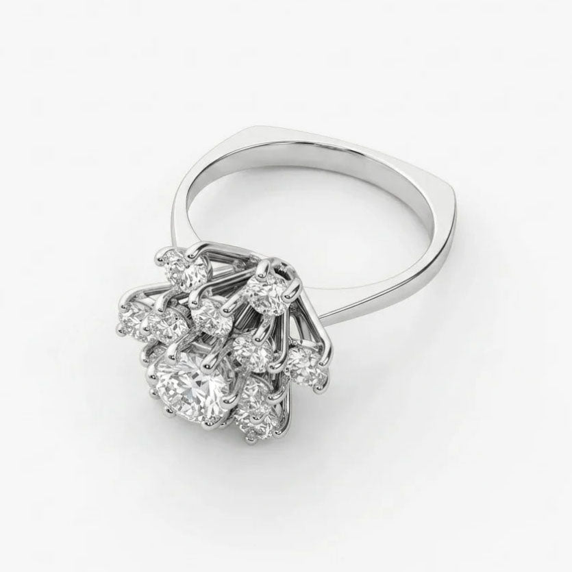 Comprar Sortija realizada en oro blanco de 18kt con rosetón de diamantes alrededor de un diamante central más grande engastado en grapas. Joyas con diamantes.