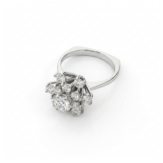 Comprar Sortija realizada en oro blanco de 18kt con rosetón de diamantes alrededor de un diamante central más grande engastado en grapas. Joyas con diamantes.