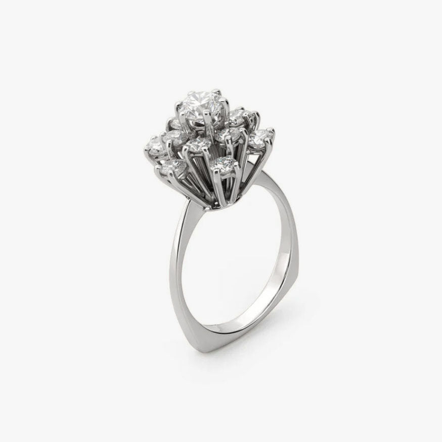 Comprar Sortija realizada en oro blanco de 18kt con rosetón de diamantes alrededor de un diamante central más grande engastado en grapas. Joyas con diamantes.