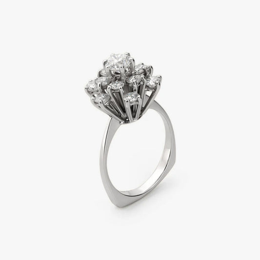 Comprar Sortija realizada en oro blanco de 18kt con rosetón de diamantes alrededor de un diamante central más grande engastado en grapas. Joyas con diamantes.
