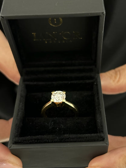 Solitario de oro amarillo de 18kt con diamante talla brillante de 7mm engastado en 4 grapas en oro amarillo. Comprar anillos de compromiso baratos Barcelona.