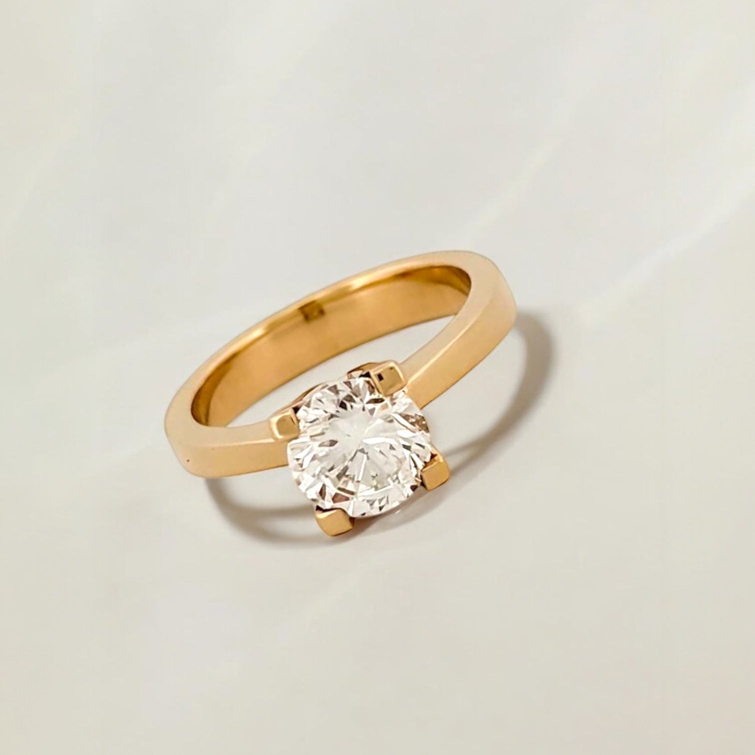 Solitario de oro amarillo de 18kt con diamante talla brillante de 7mm engastado en 4 grapas en oro amarillo. Comprar anillos de compromiso baratos Barcelona.