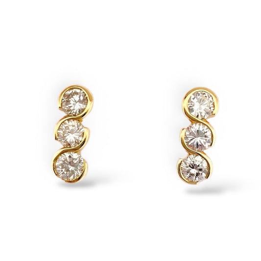 Pendientes de oro amarillo de 18kt con 3 diamantes talla brillante en cada pendiente. Estos preciosos pendientes tienen una medida de 15,35mm de alto y 6,03mm de ancho con un cierre a presión. Segunda mano, restauración y creación de joyas, compro oro Barcelona.