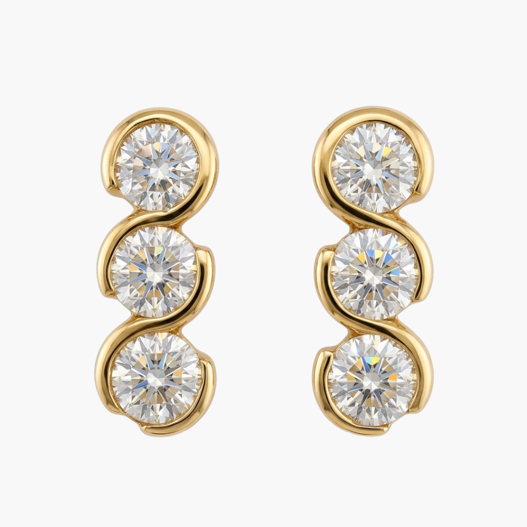 Pendientes de oro amarillo de 18kt con 3 diamantes talla brillante en cada pendiente. Estos preciosos pendientes tienen una medida de 15,35mm de alto y 6,03mm de ancho con un cierre a presión. Segunda mano, restauración y creación de joyas, compro oro Barcelona.