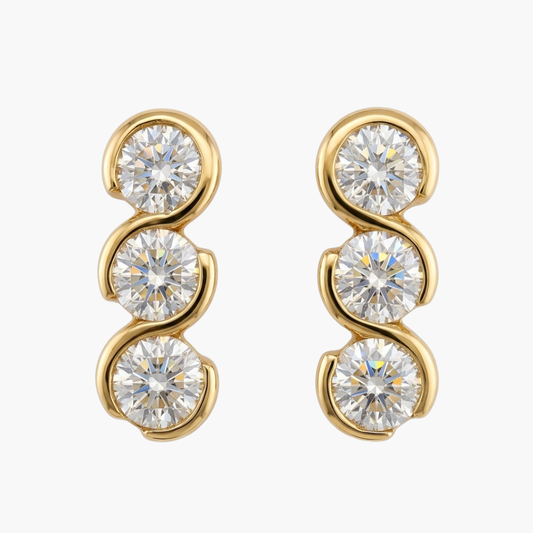 Pendientes de oro amarillo de 18kt con 3 diamantes talla brillante en cada pendiente. Estos preciosos pendientes tienen una medida de 15,35mm de alto y 6,03mm de ancho con un cierre a presión. Segunda mano, restauración y creación de joyas, compro oro Barcelona.