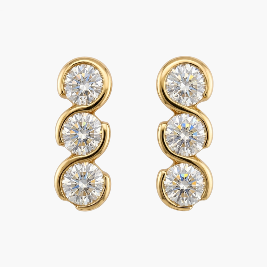 Pendientes de oro amarillo de 18kt con 3 diamantes talla brillante en cada pendiente. Estos preciosos pendientes tienen una medida de 15,35mm de alto y 6,03mm de ancho con un cierre a presión. Segunda mano, restauración y creación de joyas, compro oro Barcelona.