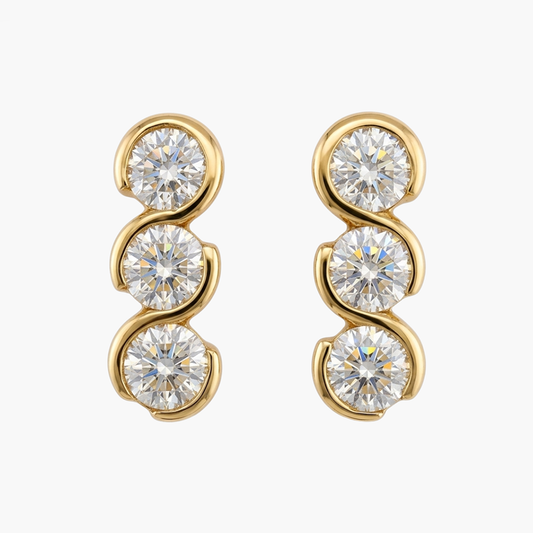 Pendientes de oro amarillo de 18kt con 3 diamantes talla brillante en cada pendiente. Estos preciosos pendientes tienen una medida de 15,35mm de alto y 6,03mm de ancho con un cierre a presión. Segunda mano, restauración y creación de joyas, compro oro Barcelona.