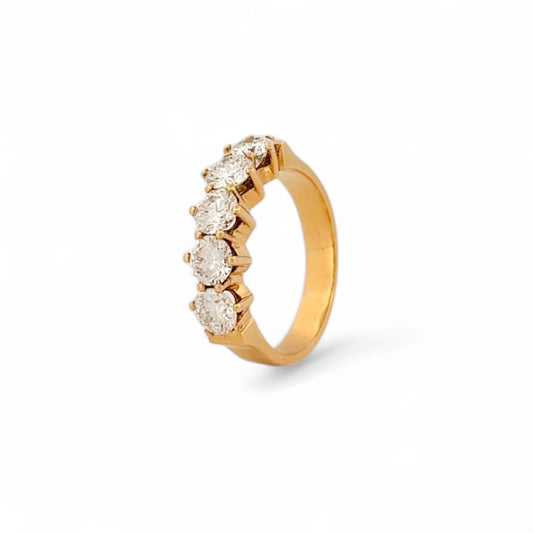 Media alianza de oro amarillo de 18kt con 5 diamantes talla brillante de 0,30ct cada uno. Alianzas de compromiso al mejor precio en Barcelona.
