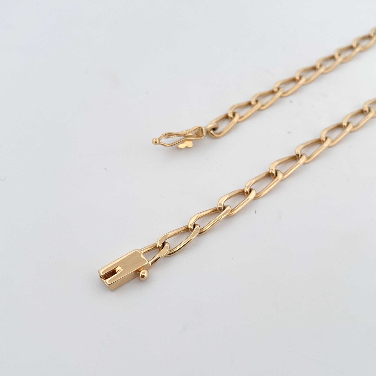 Collar de oro de 18kt con cadena barbada plana de 7mm de grosor. La cadena mide 61cm de largo y lleva cierre tipo cajón y cierre de seguridad lateral. Joya unisex para hombre y mujer.
Medida: 61cm largo y 0,7cm grosor
Peso: 48,46g.
Material: Oro de 18 Kt.
Cadenas de hombre  de oro de 18kt baratas