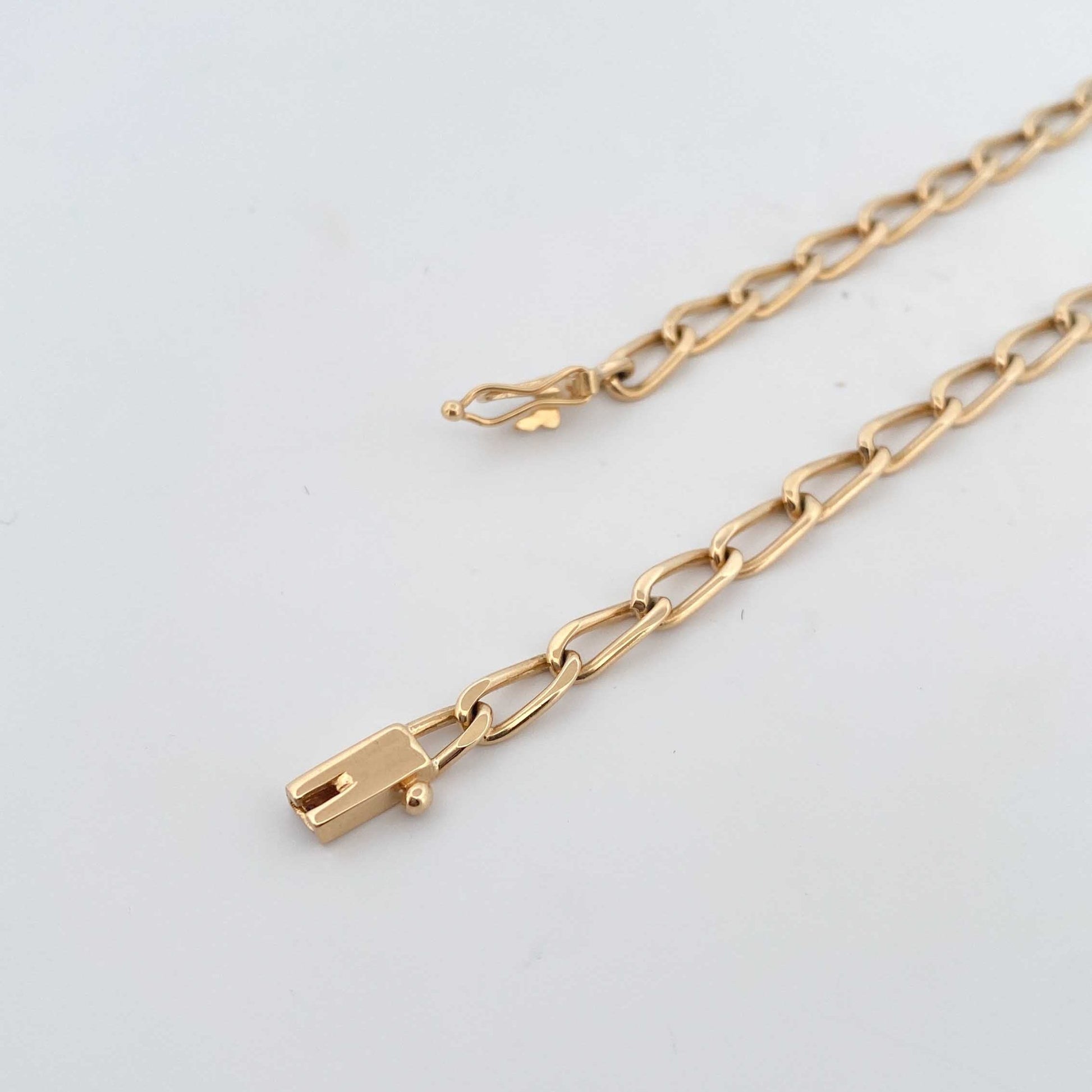 Collar de oro de 18kt con cadena barbada plana de 7mm de grosor. La cadena mide 61cm de largo y lleva cierre tipo cajón y cierre de seguridad lateral. Joya unisex para hombre y mujer.
Medida: 61cm largo y 0,7cm grosor
Peso: 48,46g.
Material: Oro de 18 Kt.
Cadenas de hombre  de oro de 18kt baratas