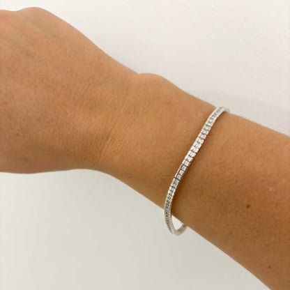 Pulsera Riviere realizada en oro blanco de 18kt con diamantes talla brillante. La pulsera mide 19,5cm y lleva un cierre de cajón con un cierre lateral de seguridad
Joyería Compro Oro Barcelona, el mejor precio por tu oro y por joyas de segunda mano