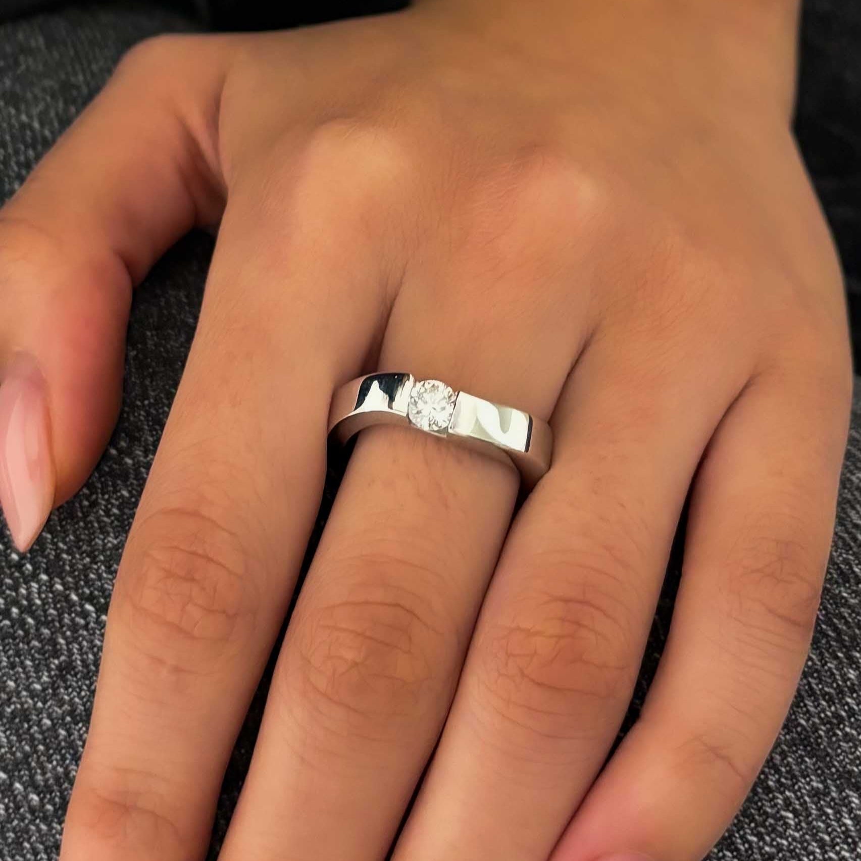 Solitario realizado en oro blanco de 18kt con diamante talla brillante. Un anillo que destaca por su sencillez y comodidad. Compro Oro  y venta de joyas restauradas, dónde comprar y vende oro y joyas al mejor precio en Barcelona. Anillos de compromiso baratos en Barcelona.