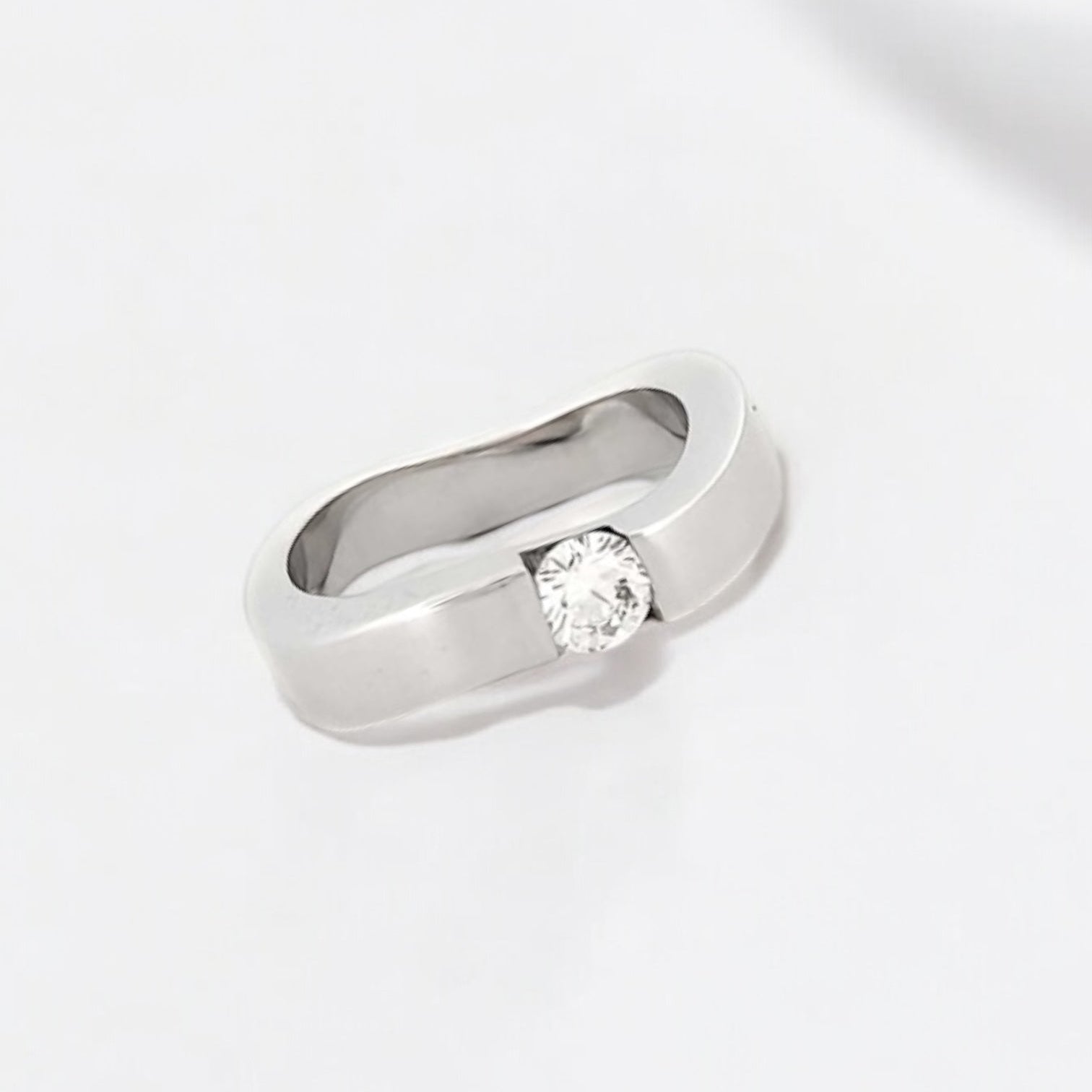 Solitario realizado en oro blanco de 18kt con diamante talla brillante. Un anillo que destaca por su sencillez y comodidad. Compro Oro  y venta de joyas restauradas, dónde comprar y vende oro y joyas al mejor precio en Barcelona. Anillos de compromiso baratos en Barcelona.