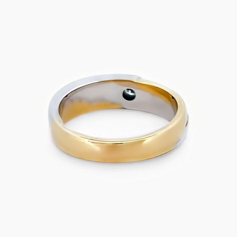 Comprar sortija bicolor lisa de oro blanco y amarillo de 18kt con diamante central. Joyas segunda mano restauradas baratas en Barcelona. Envío gratis.
