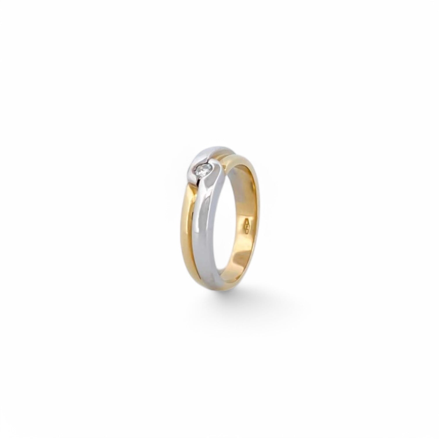 Comprar sortija bicolor lisa de oro blanco y amarillo de 18kt con diamante central. Joyas segunda mano restauradas baratas en Barcelona. Envío gratis.