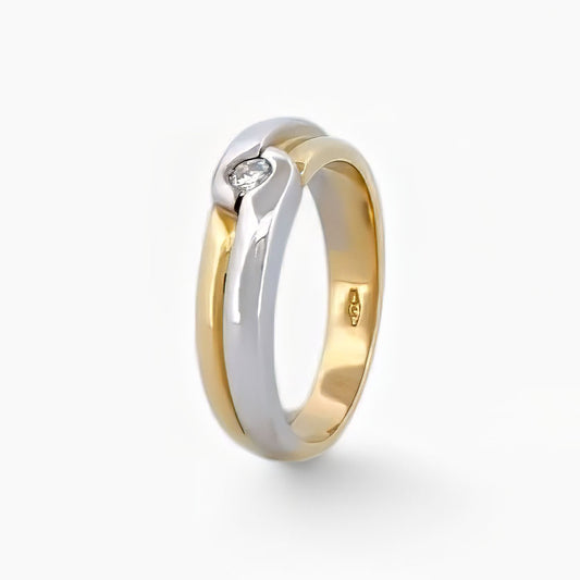 Comprar sortija bicolor lisa de oro blanco y amarillo de 18kt con diamante central. Joyas segunda mano restauradas baratas en Barcelona. Envío gratis.
