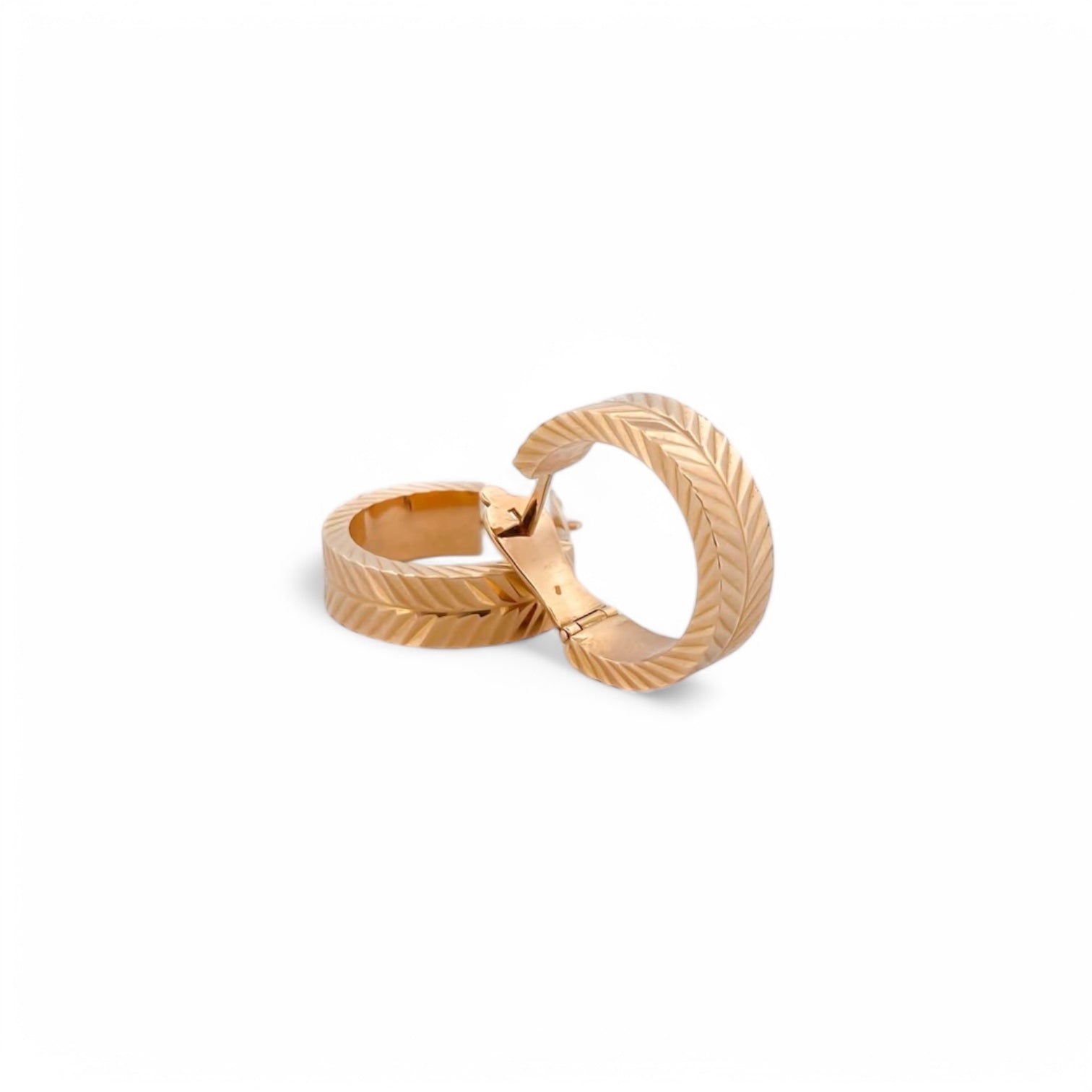 Comprar pendientes aro de oro amarillo de 18kt de 1,5cm de diámetro y 6,11mm de grosor. Pendientes de oro de 18kt baratos. Joyería Ian'Or. Envío gratis. 