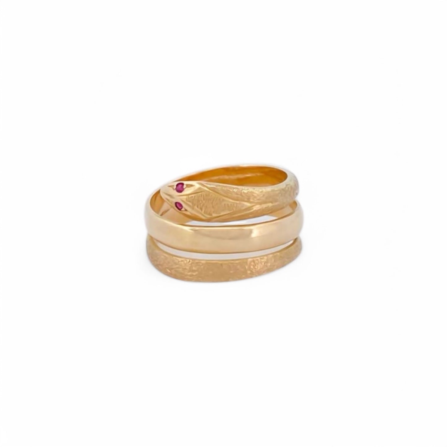 Anillo realizado en oro amarillo de 18kt en forma de serpiente. La banda de central es lisa y las otras dos son con textura. Joyas restauradas en Barcelona. 