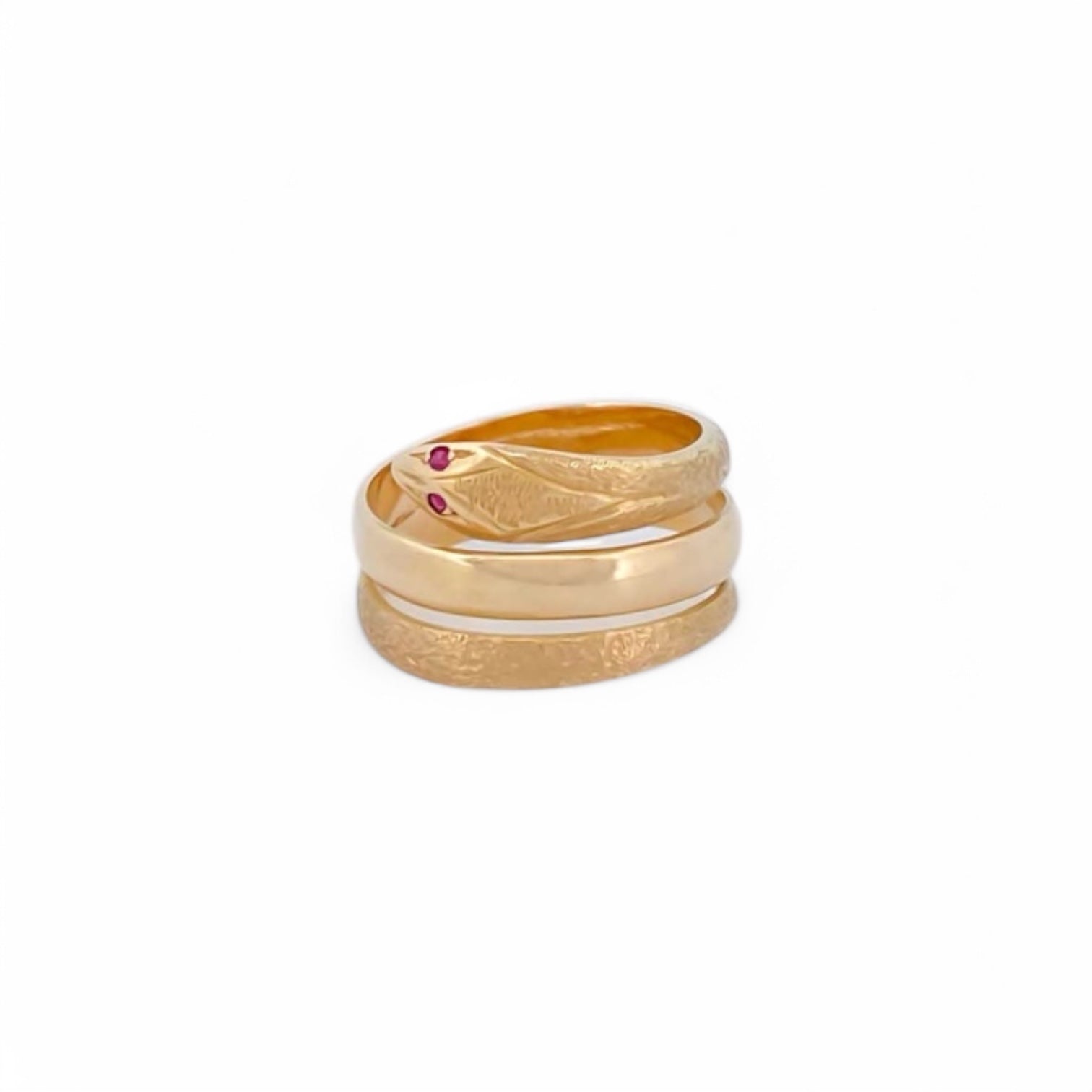 Anillo realizado en oro amarillo de 18kt en forma de serpiente. La banda de central es lisa y las otras dos son con textura. Joyas restauradas en Barcelona. 
